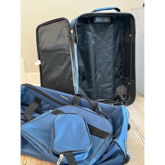 TAG Freehold 4-Piece Softside Spinner Softside Luggage Set suitcase carry on - Picture 11 of 12